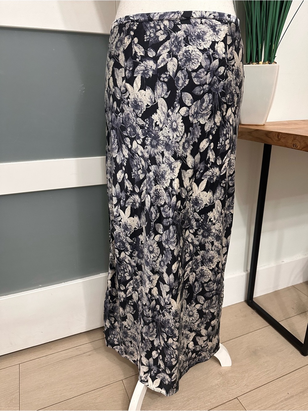 Cinq a Sept Photo Real Adis' Floral Print Silk Skirt Slate Gray SZ 10 Luxury EUC - Picture 9 of 9
